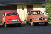 Det er mange fine veteranbiler i Våler, her ser vi to av dem. Den til venstre er en Saab 96 fra 1979. Den til høyre er en Saab 96L V4 fra 1980. Svenskene kunne lage bil den gangen
