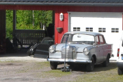 Her har vi også en veteran som snart skal ut på veien igjen. Kan det være en Mercedes Benz fra 1960 åra?