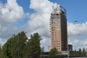 Mjøstårnet er 85,4 meter høyt og har 18 etasjer med hotell, leiligheter, kontorer, restaurant, fellesområder og et svømmeanlegg