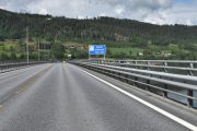 Noen vil ha en ny 4 felt bru, men da blir denne en riksvei som ingen vil betale for. Da må denne kanskje rives, har du hørt på maken. Så Nye Veier har utarbeidet to reguleringsplanforslag for E6 Moelv – Roterud som nå sendes til videre behandling i Gjøvik og Ringsaker kommune