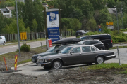 Men jeg ser også noe annet, på høyre side ser jeg en Jaguar XJ6 4.2 fra 1986. Det er den første veteranen jeg ser i Lillehammer