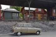 Her ser vi en Renault 6 og Maihaugen stasjon som er pakkhuset fra Brøttum stasjon, noen mil sør for Lillehammer. Det ble bygget i 1894. Perrongoverbygget, som gir ly for ventende passasjerer, skal først ha blitt oppført i Christiania (Oslo) i 1897. Senere ble det flyttet til Lillestrøm stasjon, og så til Maihaugen i 1997