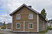 Dette må være Kirkestuen fra 1800 tallet og så siden påbygd mange ganger. Stod på Dovre og ble revet i 1971 og gjenoppført 1975