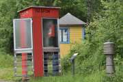 Men endelig så finner jeg den røde telefonkiosken på Maihaugen, den er en av de 100 vernede telefonkioskene i Norge