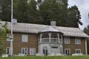 Vi avslutter her ute med et bilde av Kirkestuen fra en annen vinkel, her kan vi se verandaen i sveitserstil som ble oppført i 1872 og som var den siste utvidelsen