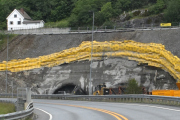 Men hva skjer her, skal dem lage flere tunneler? Det skal bli ny E6 nordover fra Lillehammer. Tunnelen vil sørge for at tettstedet Fåberg blir kvitt støy fra veien. Nesten ti kilometer lang strekning med blant annet 2,7 kilometer toløpstunnel