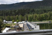 Hunderfossen ligger i Fåberg, dette er kraftverket som er 280 meter lang og 16 meter høyt og er utstyrt med 10 flomluker