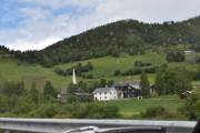 Her tror jeg vi ser spiret til Fåvang kirke, en kirke fra 1600 tallet. Men vi har ikke tid til å stoppe nå