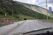 Jeg prøver selvfølgelig å sjekke lengden før jeg kjører inn i tunnelen, det jeg fant ut var følgende. 3 750 meter lang, inkludert tunnelportalene, lengden i fjell er 3 675 meter