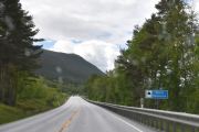 Men nå kommer vi til Dovre kommune og jeg må lære meg litt. Den grenser til Oppdal i nord, Folldal i aust, Sel i sør og Vågå og Lesja i vest. Det er ett tettsted i kommunen og det er Dombås, da skjønner jeg...