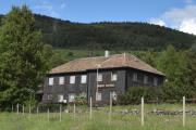 Mosjordet Grendahus blir omtalt som gamle ærverdige av dovringer, og sikkert lesjinger også. Her var det Husflidsskole i 1886 før det ble et grendehus i 1978