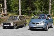 Men da er jeg nede igjen og når så du en Renault 6 og en Renault Avantime ved siden av hverandre. Det eneste stedet du kan oppleve det er på Brandbu