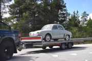 Neste bil som kommer inn er også så fin at den ikke kan kjøre selv. Det er en Renault Dauphine fra 1961. På den tiden så tenkte man runde former, du vet - luftmotstand