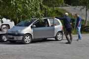 Men nå en Renault Twingo Cinetic står parkert i Norge, da må selvfølgelig noen beundre den. 1,2 liters 16 ventilers og du vet ikke hva, kanskje den har automat gir også