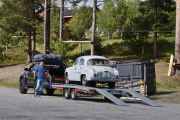 Når en Renault Dauphine fra 1961 skal rygges ned fra hengeren så må du hjelpe til, så nå legger jeg fra meg kamera