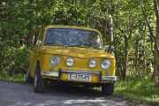 Hva er vakrere enn å se en gul Renault 8 fra 1968 stå i skyggen fra trærne med sine fire lykter?