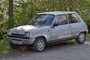 Her står det en Renault 5 TL fra 1981, du skulle bare ha visst hvor mange varianter det er av den