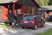 Nå må jeg ta et valg, enten så tror hun at jeg tar bilde av henne eller bilen som er en Renault Clio fra 2003. En Renault Clio er ikke bare en Renault Clio, du skulle bare ha visst hvor mange modeller det er av den