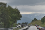 At raden med Renault-biler vekker oppsikt er helt sikkert, husk at vi kommer sist i rekken og syklistene stoppet opp. Kanskje dem tok noen bilder?