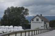 Avdemsbue er en landhandel som opprinnelig er fra 1878, men  dagens butikklokale er fra1938. Landhandelen har spesialisert seg på lokalprodusert mat for salg og servering