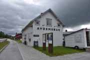 Jeg siterer litt nå, her har det skjedd mye. Avdemsbue er ein landhandel med røter attende til 1878. Dagens butikklokale er frå 1938, og hadde ikkje innlagt vatn da eg overtok drifta i 2015. Da var eg 24 år, lei av å studere og med stor skapartrong. Eg ville skapa noko eige, basert på familieverksemda som foreldra mine hadde drive sidan 2005; Avdem Gardsysteri.