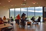 Ostekafe med utsikt utover dalen og kulturlandskapet ser vi da her, noen ganger er jeg glad for at jeg tar for mange bilder