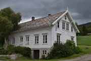 Det er mange gamle hus langs Romsdalsvegen, dette er nummer 1705. Men jeg fant ingen historie