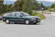 Så skal en Renault Safrane fra 1999 ta av, det er litt muskler i den bilen der