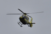 Plutselig kommer Norsk Luftambulanse i lav høyde over åskammen med sin Airbus H145
