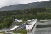 Historien er morsom, jeg siterer. Det var en gang en mann fra Lillehammer som satt på verandaen sin og leste Dagbladet. Han het Anders, og bodde på en stor og vakker gård et stykke nord for byen, ved en stor foss kalt Hunderfossen...