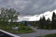 Utsikten fra Kornsilovegen i juni 2024, her blir mye annerledes. Men nå er det pizza som gjelder, dem kommer på døra
