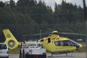 Vel, her står Norsk Luftambulanse med sin Airbus H135, men det er et gjerde imellom oss