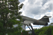 Men når jeg kjører forbi en CF-104 Starfighter som ble montert på sokkel i hovedporten i 1993 og malt opp i militære farger i 2012 og med halenummer 766. Da vet dere hvor jeg skal hen