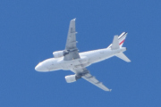 Men nå har jeg parkert ved Kjeller flyplass og ser det første store flyet. Det er Air France som er ute med sin Airbus A318-111 fra 2007