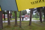 Hva annet gjør man når det regner, tar bilder under en paraply