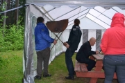 En genial ide, ta grillene inn i teltet