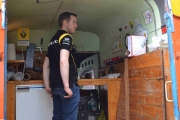 En som studerer vinkartet i Pub Goelette