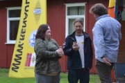 Formannen sier noen gode ord og takker dem