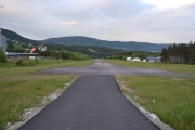 Mens jeg leter etter dem ser jeg Frya flyplass. Det var her vi skulle ha drag racing mellom 2 6ère men mangla sjåfører ut på kvelden