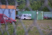 Jeg zoomer og tar noen desperate bilder for å finne en Renault
