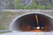 Og før du aner det så suser vi igjennom en tunnel, det var jo ikke tunneler her i gamle dager