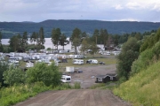 En ganske bratt bakke ned til campingen, her må det bli full fart når vi skal oppover igjen