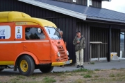 Alle står helt stille og lurer på om Pub bilen kommer i posisjon nå