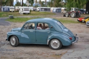 Ny bil ankommer plassen, det er en Renault 4CV