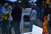 Gutta oppfører seg, bare glør nede i grillen
