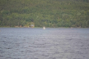 Nå kommer det en båt mot meg, kan det være en fiskebåt her ute?