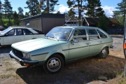 Vi rusler videre og tar noen bilder i morgensolen. Denne Renault 30 er forresten til salg på Finn.no