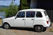 Og neste bil er en Renault 4 hvor sjåfør er på sin første jomfrutur treff med bilen