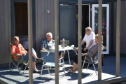 Våre naboer har faktisk begynt med frokosten, noen liker å sove litt lenge da