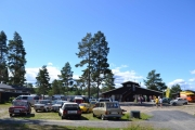 Mange har nå kjørt bilen sin til der vi skal starte og folk begynner og samles